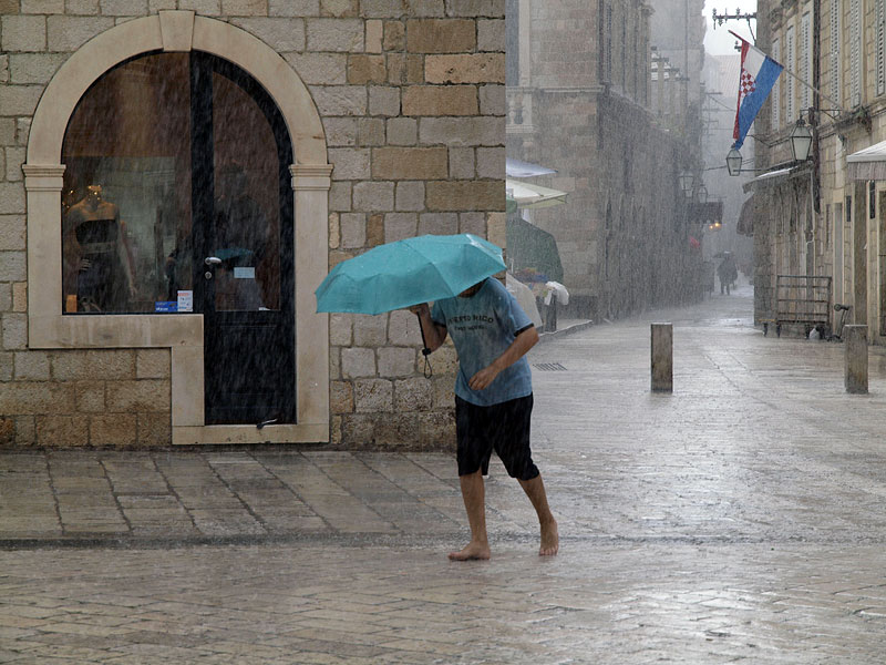 Глазами очевидцев: зонты мало помогают. Дождь